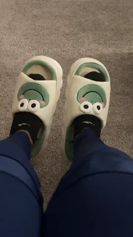 My new favorite house slippers 😁 #amazonslides #houseslippers #comfortableshoes #amazonmusthaves #frogslippers #fyp 