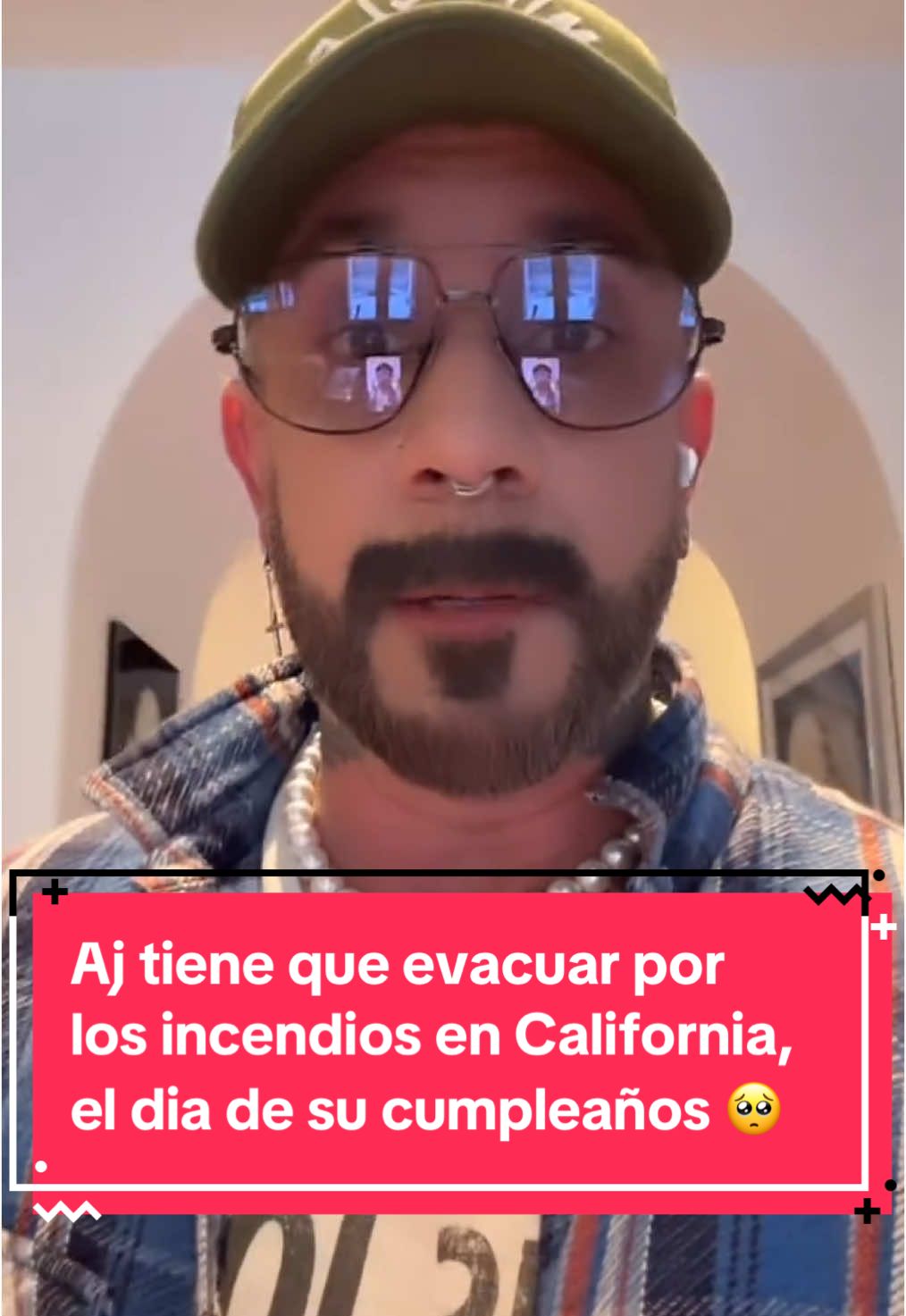Nuestro Aj hoy está de cumpleaños 🥹 pero ha sido un cumpleaños distinto y muy duro para el, hace unos momentos tuvo que evacuar su casa , por los incendios activos en estos momentos en California … ♥️🙌🏻 mucha fuerza Alex nuestras oraciones están contigo y con tu familia 🙏🏼❤️ y con todas las personas que están sufriendo por los incendios 🔥🙏🏼 mantente a salvo  #ajmclean #backstreetboys #bsb #california #losangeles #staysafe #staystrong #fire #hollywood 