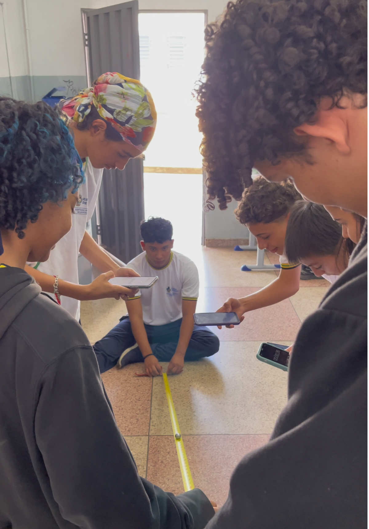 🖊️Investigando o movimento de uma esfera de aço em um plano inclinado📐⚽️🎱 Objetivos Específicos: 1. Aplicar as equações do movimento uniformemente variado em uma situação experimental. 2. Relacionar as observações práticas com as previsões teóricas da cinemática. 3. Analisar os dados coletados para determinar a aceleração da esfera em um plano inclinado. Recursos Didáticos: 👉Esfera de aço 👉Trena de 5 metros 👉Suporte (mesa) para o plano inclinado 👉Cronômetros (celular) 👉Quadro e giz ou projetor para análise dos dados Metodologia: 1. Ativação de Conhecimentos Prévios: Relembre conceitos básicos de movimento e aceleração, utilizando exemplos cotidianos para facilitar a conexão com o conhecimento prévio dos estudantes. 2. Apresentação do Problema e Formulação de Hipóteses: 🎱Apresente o experimento aos estudantes: soltar uma esfera de aço em um plano inclinado, medindo o tempo necessário para percorrer distâncias incrementais. 🎱Solicite que os estudantes formulem hipóteses sobre como o tempo de descida irá variar com a distância. 3. Execução do Experimento: ⚽️Divida a turma em grupos e distribua os materiais (esfera de aço, trena, cronômetros). ⚽️Os estudantes posicionam a trena para formar um plano inclinado a 76 cm do solo. ⚽️A esfera é liberada do repouso em várias distâncias, começando com 1 m e aumentando em incrementos de 50 cm até 5 m. ⚽️Os estudantes devem registrar o tempo de descida para cada distância e repetir o experimento três vezes para obter uma média. #Física #Experimento #Ciência #enem #Educação #STEM #CiênciaNaPrática #experimentosquimicos #experimentodefisica #física #química #ciência #experimentoscientíficos #experimentoscaseiros #divulgaçãocientífica #educação #curiosidadescientíficas #cientistas #laboratório 
