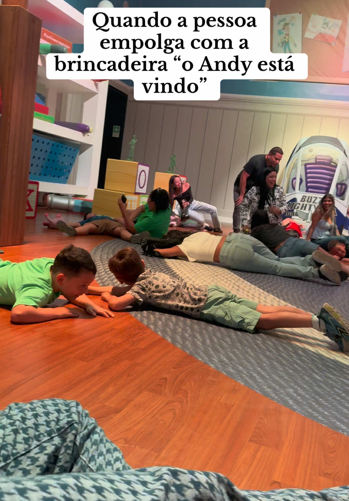 O Andy ta vindooooo . . . . . . . . #tik_tok #fyp #toystory #mundopixar #santiagodechile #cencoflorida 