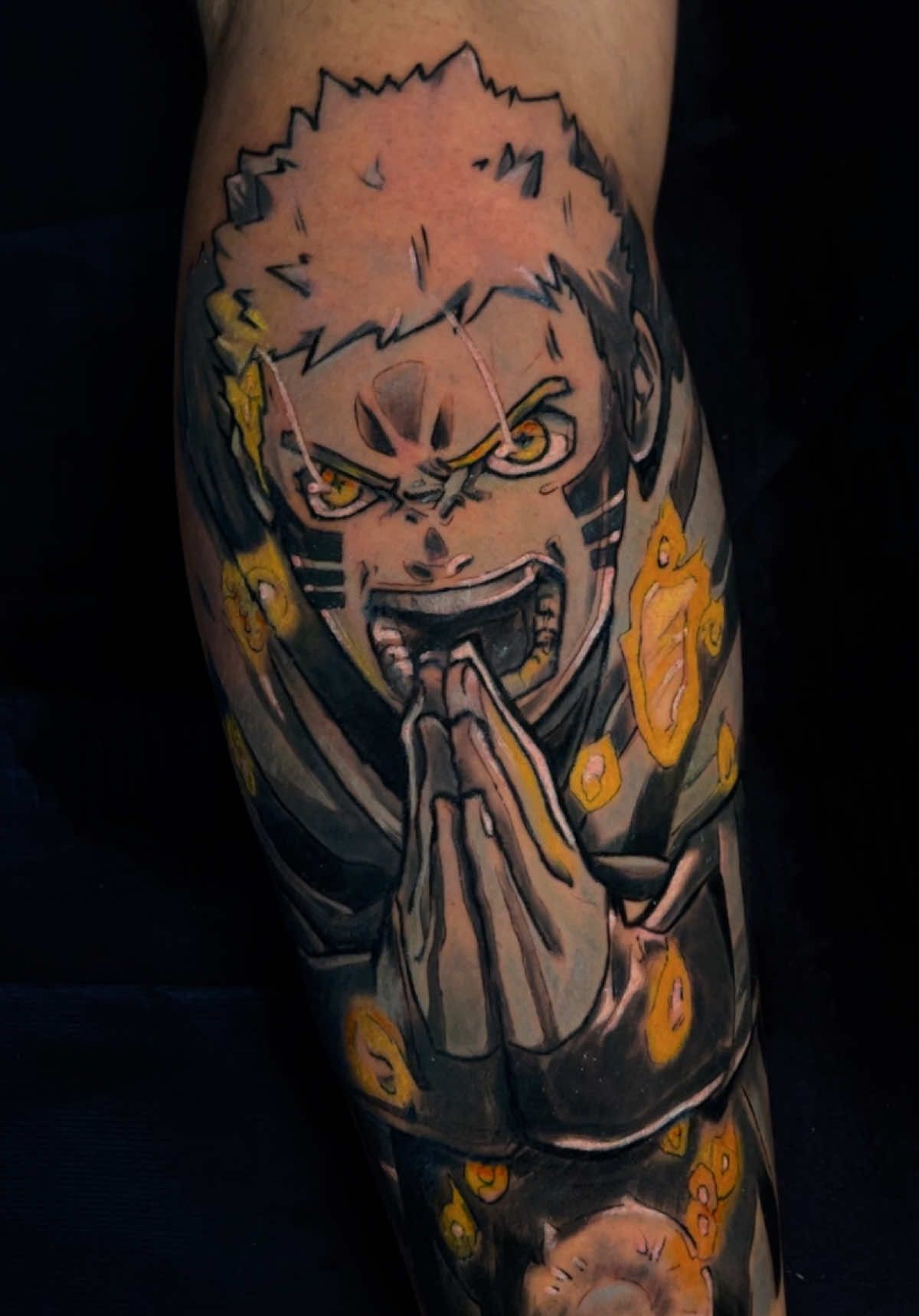 •Naruto• El 7mo hokage ! Un diseño realizado con mucho gusto ya que este personaje me acompañó durante mi infancia ! Y agradecido de Alexander mi cliente quien eligió este diseño 💪🏻  Muy contento de poder aplicar nuevas técnicas y llegando a eso que tengo en mi mente 🫂 Espero les guste el resultado y el videito ❤️   #tattoo #chile #ink #ovalle #inked #leotradi #ovallechile #tattoochile #anime #animechile #animetattoo #fypシ゚viral #parati 