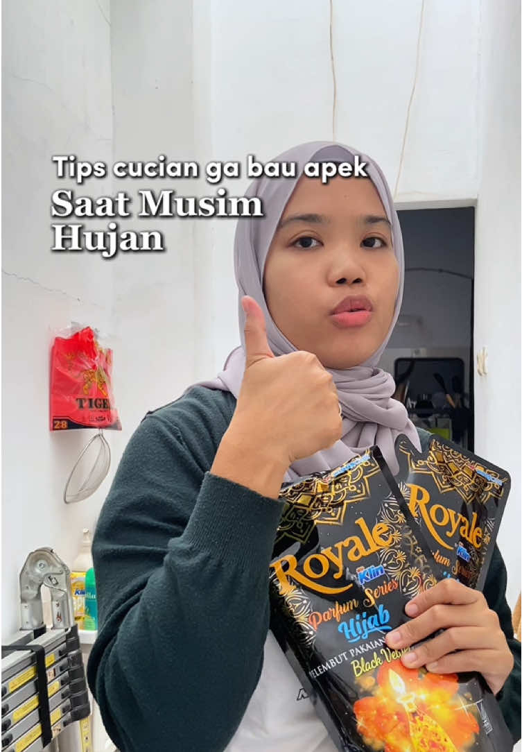 Beneran ampuh guys, aku udh pake selama 2tahun terakhir ini. Dan belom ganti2 sih sampe sekarang🤭 Yuk buibu samaan juga #tipscucianwangi #cucianantiapek #musimhujan #royalesoklin #tipsandtricks #tipslaundry #laundryhack #laundry 