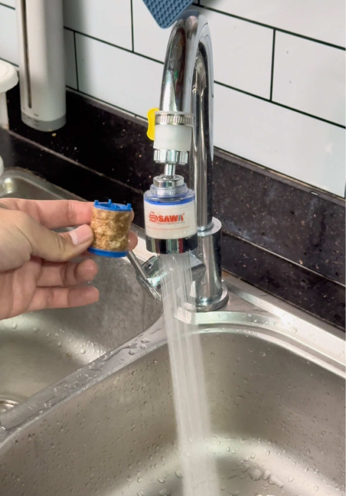 Vòi lọc nước SAWA lọc tạp chất và clo trong nước sinh hoạt hiệu quả lắm, bạn nào chưa có thì nên sắm ngay một bộ nhé, vòi có thể lắp cho đa số vòi trong nhà #voilocnuocsawa #voilocnuocthongminh #datnhacua 