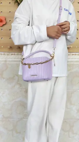 todays ootd bag I will recommend this lavender purple buckt bag! It so cute😍 #fyp #affordablebag #womensbag #bucketbag #tasselempang #OOTD #ootdfashion #bag #fashion #handbags #nanjiabag #begviral #tiktokmalaysia #crossbodybag 