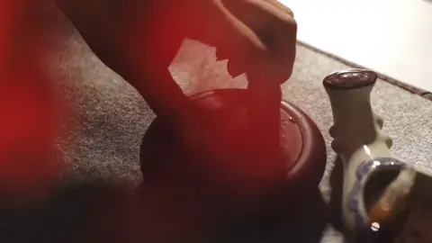 🎉 Tết Nguyên Đán – Không chỉ là dịp để đoàn viên, mà còn là cơ hội để chúng ta nhớ về và gìn giữ những giá trị văn hóa truyền thống. Một trong những phong tục không thể thiếu trong ngày Tết ở Trung Quốc là viết câu đối và chữ 