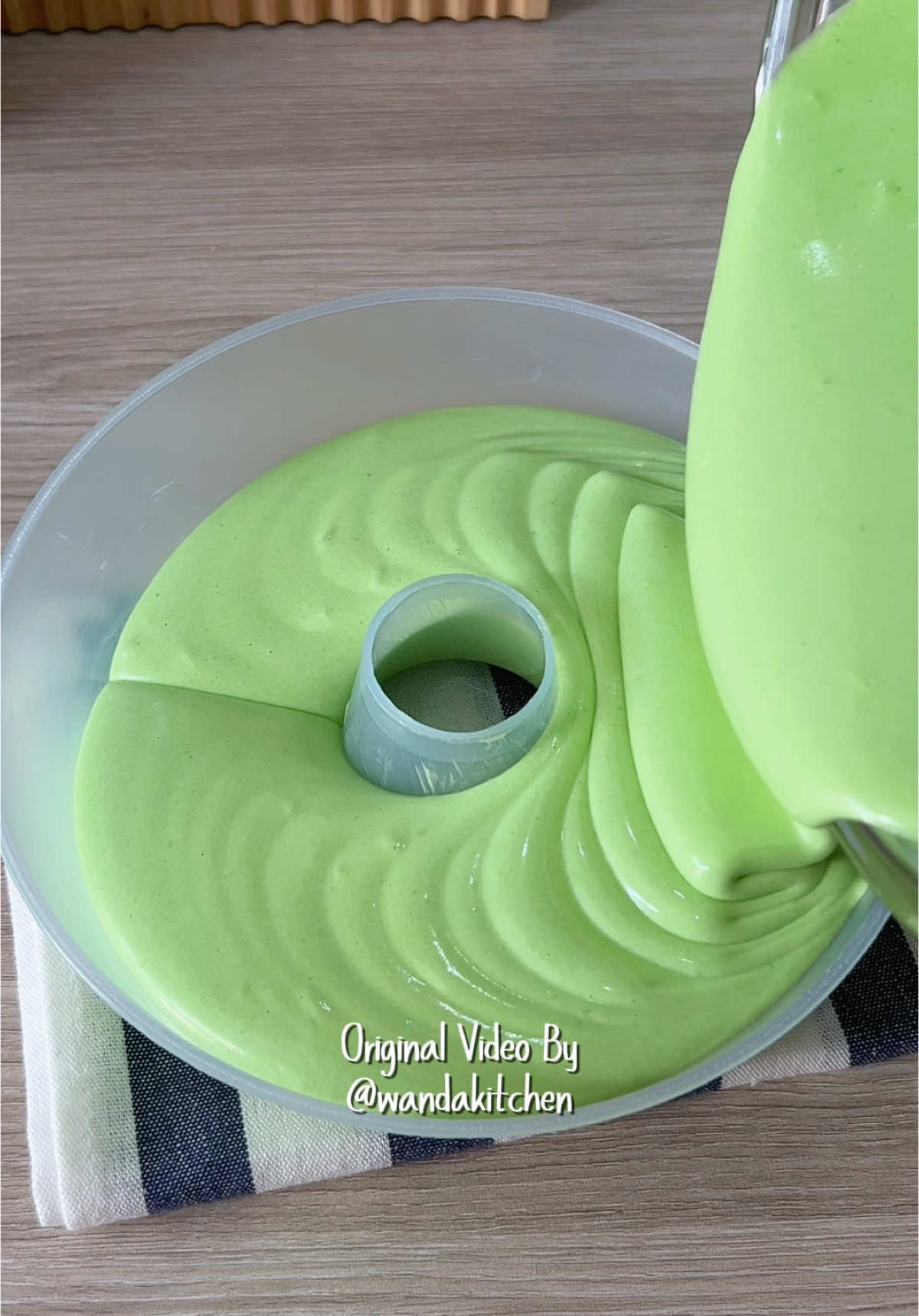 Cuma butuh 2 butir telur utk hasil selembut ini, cocok buat pemula yg mau belajar baking #bolupandan #bolupandankukus #bolukukus #resepsimple #resepmudah #wandakitchen 