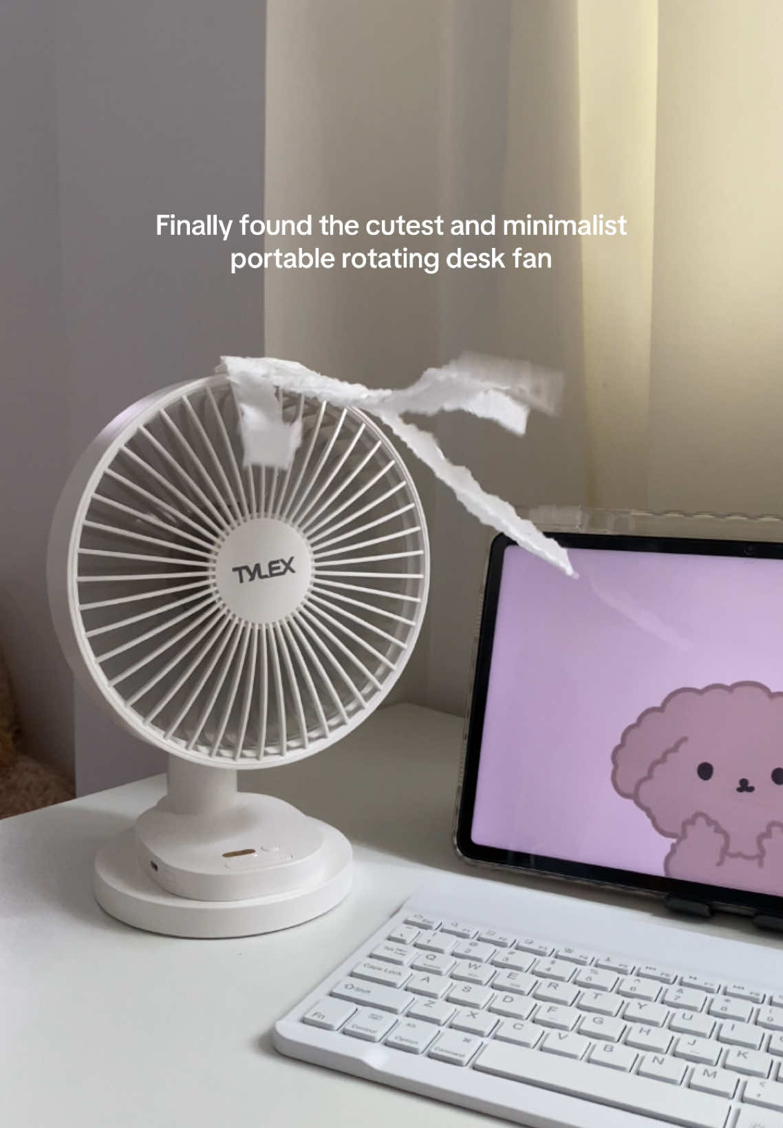 This desk fan is a MUST HAVE for your desk babe🎀🫶 #tylex #tylexportablefan #deskfan #rotatingfan #minifan #chargeablefan #minifanportable #tylexfan #affordableminifan 