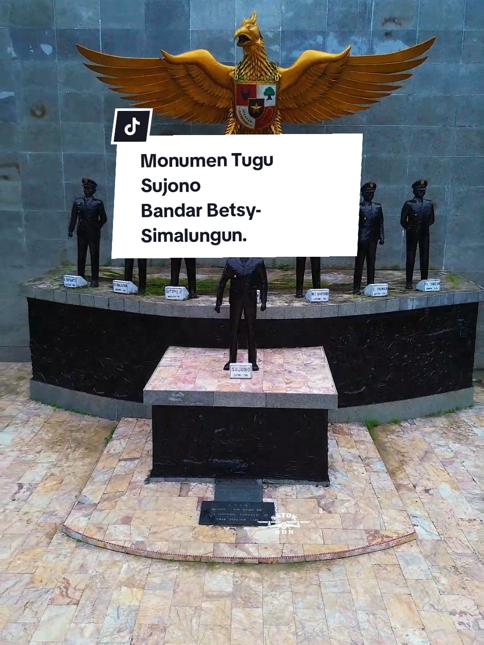 Membalas @juniarsakti6  Di Kota Jakarta ada Monumen Pancasila Sakti dengan patung tujuh Pahlawan Revolusi yang mengingatkan masyarakat Indonesia akan peristiwa G30S/Pe ka i Tahun 1965.  Disisi lain pada daerah Simalungun Sumatera Utara, perjuangan pahlawan yang serupa bisa disimak di Tugu Letda Sudjono yang berada di Kebun Bandar Betsy, Nagori Desa Bandar Betsy II, Kecamatan Bandar Huluan, Kabupaten Simalungun, Sumatera Utara. Letnan Dua Anumerta Sudjono adalah sosok yang tercatat sebagai salah satu Pahlawan Revolusi yang menjadi korban keganasan massa yang dimobilisasi oleh Pe ka i tahun 1965. Letda Sudjono merupakan seorang Bintara Tinggi dengan pangkat Pembantu Letnan Satu (Peltu). Namanya dikenal sebagai pahlawan sekaligus korban kekejaman komunis di PTPN III Kebun Bandar Betsy, Kecamatan Bandar Huluan, Kabupaten Simalungun. Sudjono yang kala itu berpangkat Peltu merupakan perwira Pengamanan Perkebunan, Tewas Dianiaya secara sadis oleh sekelompok orang dari Barisan Tani Indonesia (BTI) yang merupakan organisasi di bawah binaan Pe ka i. Tugu Sujono dibangun untuk mengingat prajurit bernama Sujono yang gugur dalam upaya mempertahankan area perkebunan Bandar Besty dari perebutan paksa massa, tepatnya pada 14 Mei 1965. Prajurit Sojono mengalami pengeroyokan oleh ratusan massa dalam upaya perebutan area perkebunan tersebut. Sujono membela dan memperjuangkan warga sekitar untuk tetap dapat berkebun di lahan perkebunan tersebut. Namun, sayangnya Sujono tewas dengan balutan luka dari peralatan tani, seperti cangkul, golok dan arit pada pengeroyokan tersebut. Untuk mengenang kegigihan dan keberanian Sujono, pada tahun 1970-an, pemerintah memberikan kenaikan pangkat Anumerta Letnan Dua dan membangun monumen perjuangan dengan latar belakang Burung Garuda berwarna emas sedang mengepakan sayapnya. Tampilan Tugu Letda Sudjono pun sekilas mirip dengan Tugu Pahlawan Revolusi. Di monumen yang berjarak sekitar 150 kilometer dari pusat Kota Medan atau ditempuh dalam 3,5 jam itu, terlihat paling depan adalah Letda Sudjono. Pada 1997 dibuat  tambahan patung tujuh Pahlawan Revolusi di belakangnya. Sehingga ada delapan patung di Tugu Letda Sudjono, dengan latar ornamen Garuda Pancasila.