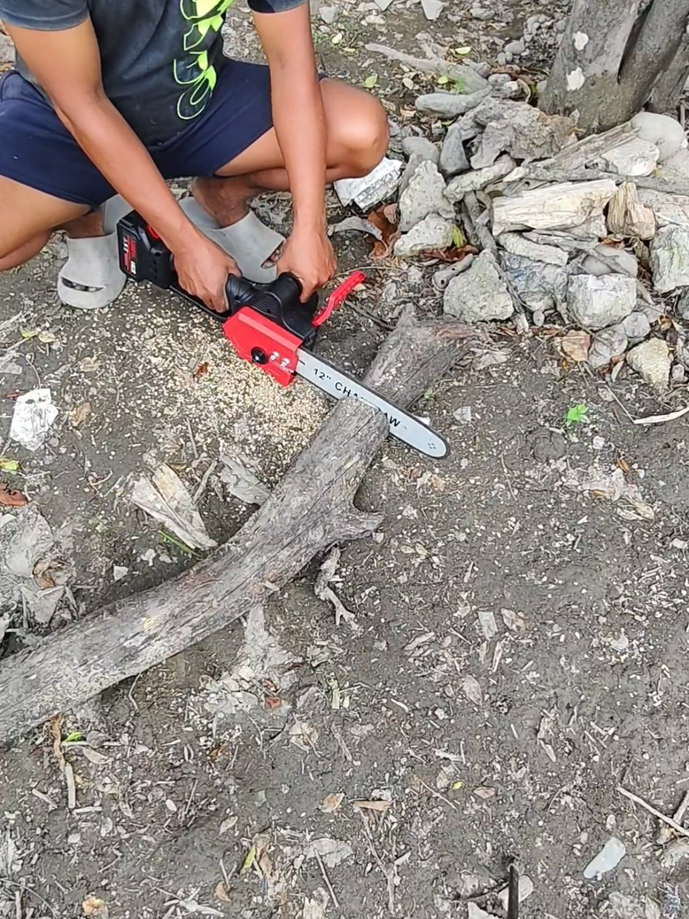 KUNG NAGHAHANAP KA NG MAGAGAMIT MO SA PAGPUPUTOL NG KAHOY O MGA SANGA SA IYONG BAKURAN ,ITO ANG MAIRERECOMMEND KO SAYO, WALA KA NG KAPAGOD PAGOD #12inchescordlesschainsaw #cordlesschainsaw #chainsaw #rechargeablechainsaw 