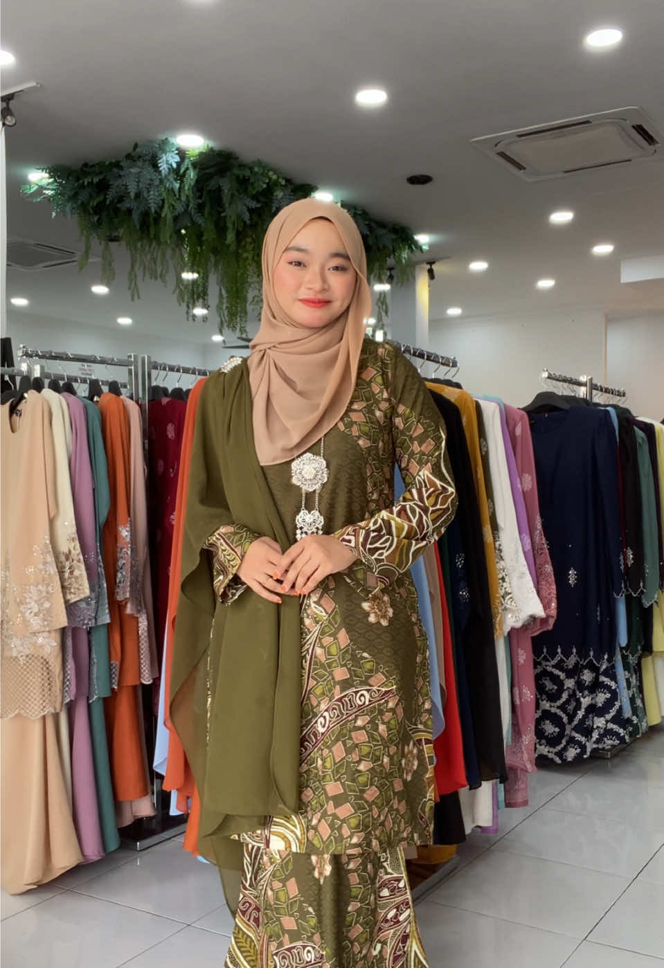 cantikkan warna dengan corak ni🔥‼️ jangan lupa join live untuk dapatkan baju warna olive green ni 😍✨  #fyp #fypシ #batik #batikmalaysia #kurungbatik #kurungmoden #setcouplebatik #setcouple #butik #live #moffcollection 