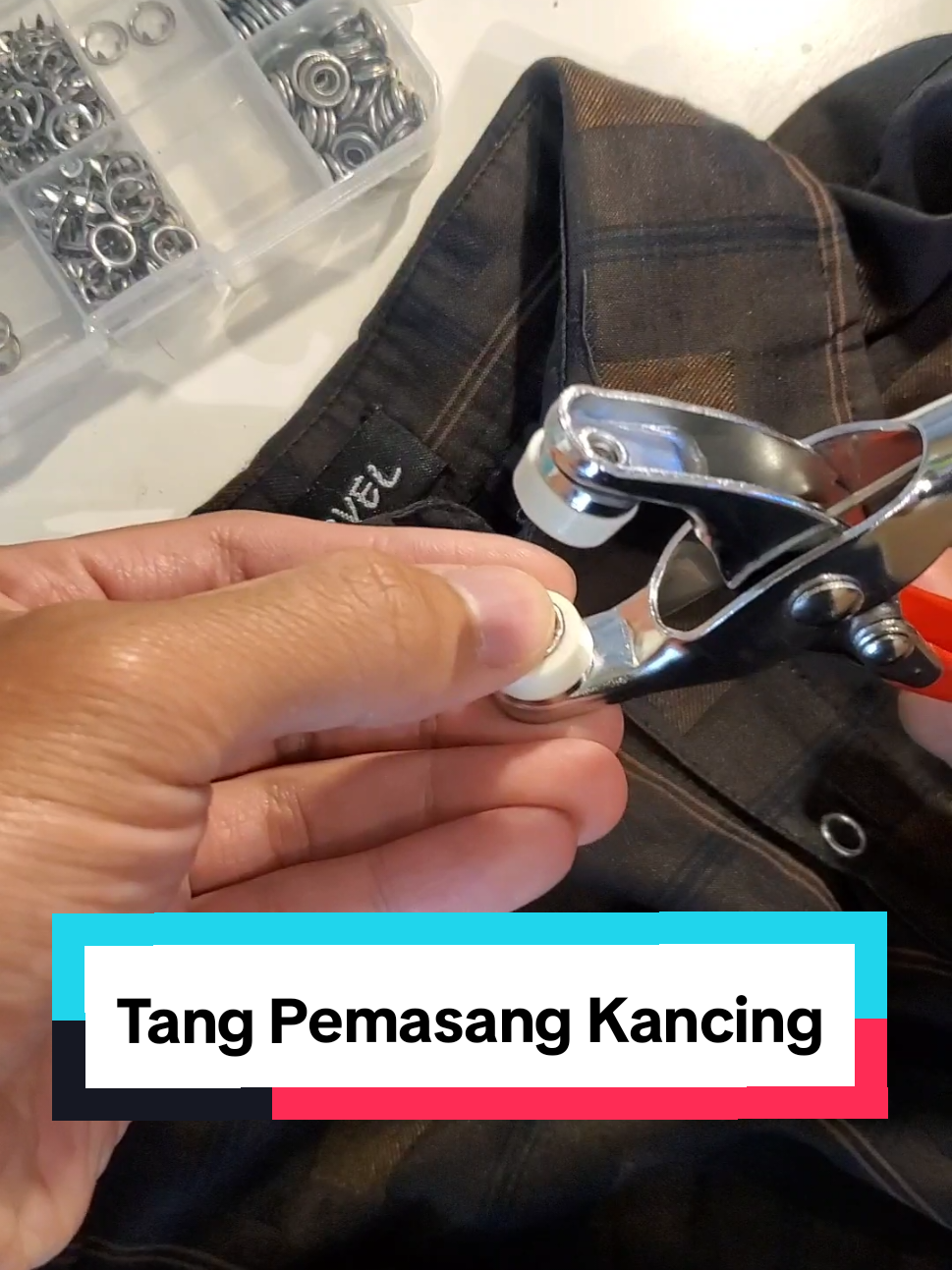 Alat pasang kancing solusi buat kamu yang kancing baju atau celananya lepas. gampang di pakai  #tangkancing #kancing #kancingjepret #perkakas #homeliving 
