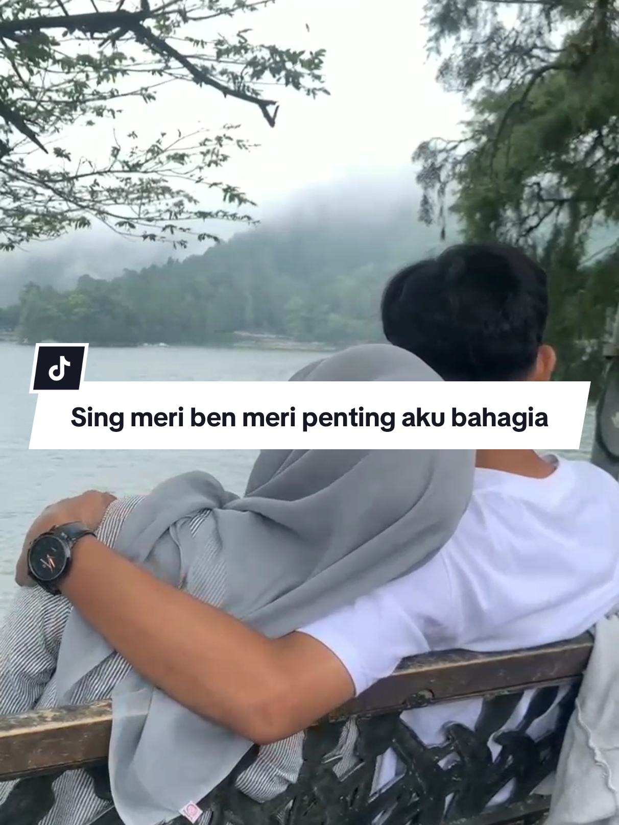 Sing meri ben meri penting aku bahagia 😜 📍 Telaga Sarangan Magetan  📸 Sc.vt// @nauraazhraw  jangan lupa follow 👇👇  @saranganofficial  @saranganofficial _____ #sarangan #telagasarangan #saranganofficial #magetan #magetanhits #saranganhits #magetan #magetanhits 