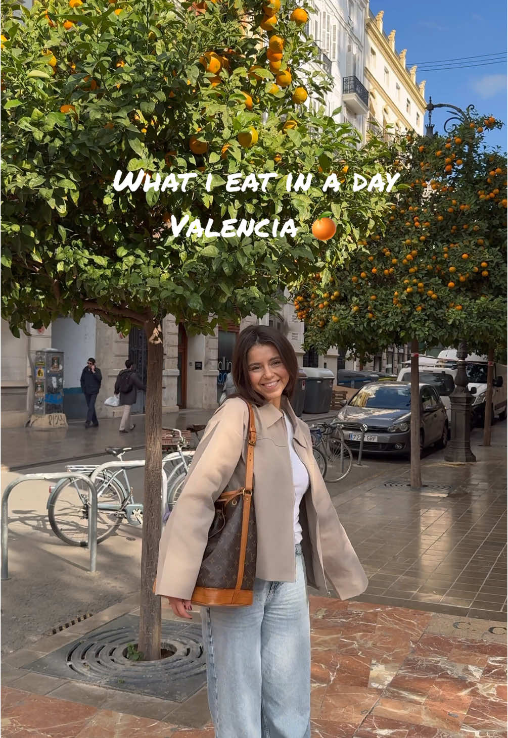 WHAT I EAT IN A DAY - València 🍊 Ik krijg heel vaak de vraag van jullie hoe ik het aanpak met eten op vakantie. Hier een klein kijkje in mijn dag! Deze dag niet mega veel gegeten, maar wel heel lekker! Ik probeer mijn eet momenten op een dag te beperken zodat mijn darmen langer de tijd hebben om het te verwerken dus vaak 3-4 keer maximaal terwijl dat thuis echt de hele dag door is!  Matcha in de ochtend bij @maybean . Daarna brunch zoete aardappel friet, piri piri chicken en halloumi glow bowl bij @honestgreens . Matcha bij @cult . Vervolgens drankjes gedaan bij een random Spaans tentje, hier at ik nog wel wat nootjes.  Toen pure chocolade gehaald want ik kan echt geen dag zonder.  In de avond uiteten bij Kukla . Hele gezellige plek mega lekkere falafel (2x besteld), shakshuka en baba ganoush.  En de dag afgesloten met aqua de València  #whatieat #whatieatinaday #whatieatinadayfood #watikeetopeendag #valencia #watikeet #hotspots #citytrip 