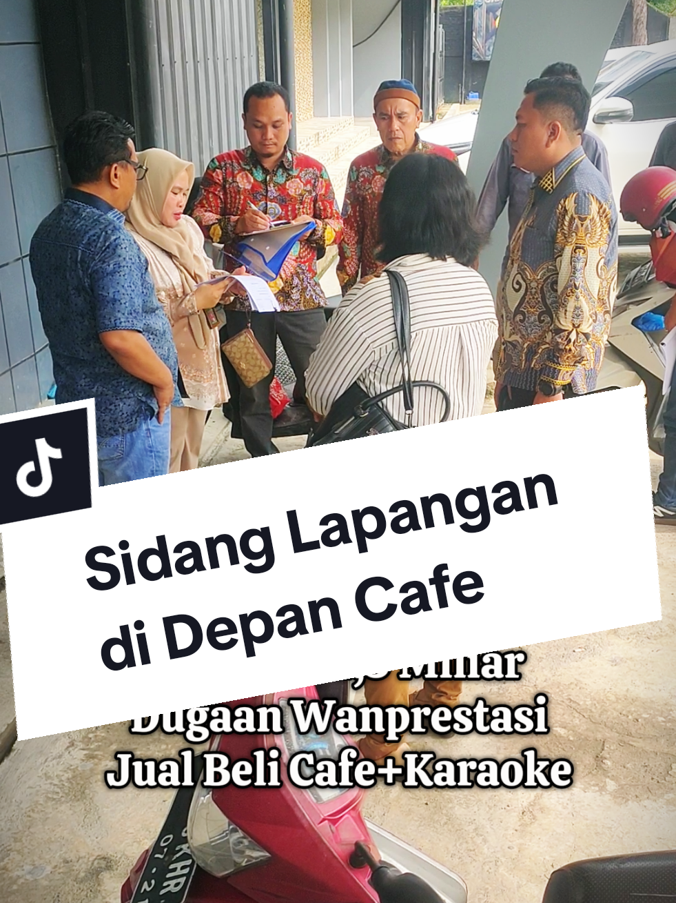 Sidang Lapangan oleh Majelis Hakim PN Kota Bengkulu di Depan salah satu Cafe/Karaoke di kawasan Pantai Panjang Kota Bengkulu. Sidang lapangan ini terkait gugatan perdata atas dugaan wanprestasi dalam jual beli Cafe/Karaoke yang diajukan Dinmar Najamudin terhada Tergugat Fr (Anggota Dewan). Dalam gugatan tersebut salah satu tuntutan berisi ganti rugi sebesar Rp 1,5 miliar untuk ganti rugi materil dan immateril. #cafe #karaoke #pantaipanjang #bengkulu 