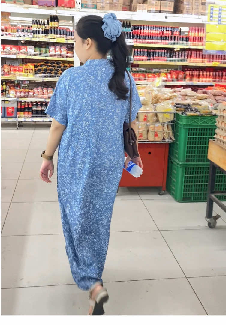 Motif kekinian model juga kekinian, apalagi kalau bukan daster Naomi ! Pilihan tepat untuk mami tampil cantik dimanapun 😍 #dasterdelina #wearingdelina #dasterpanjang #dasterbusui #dasteradem #dasterkancing 