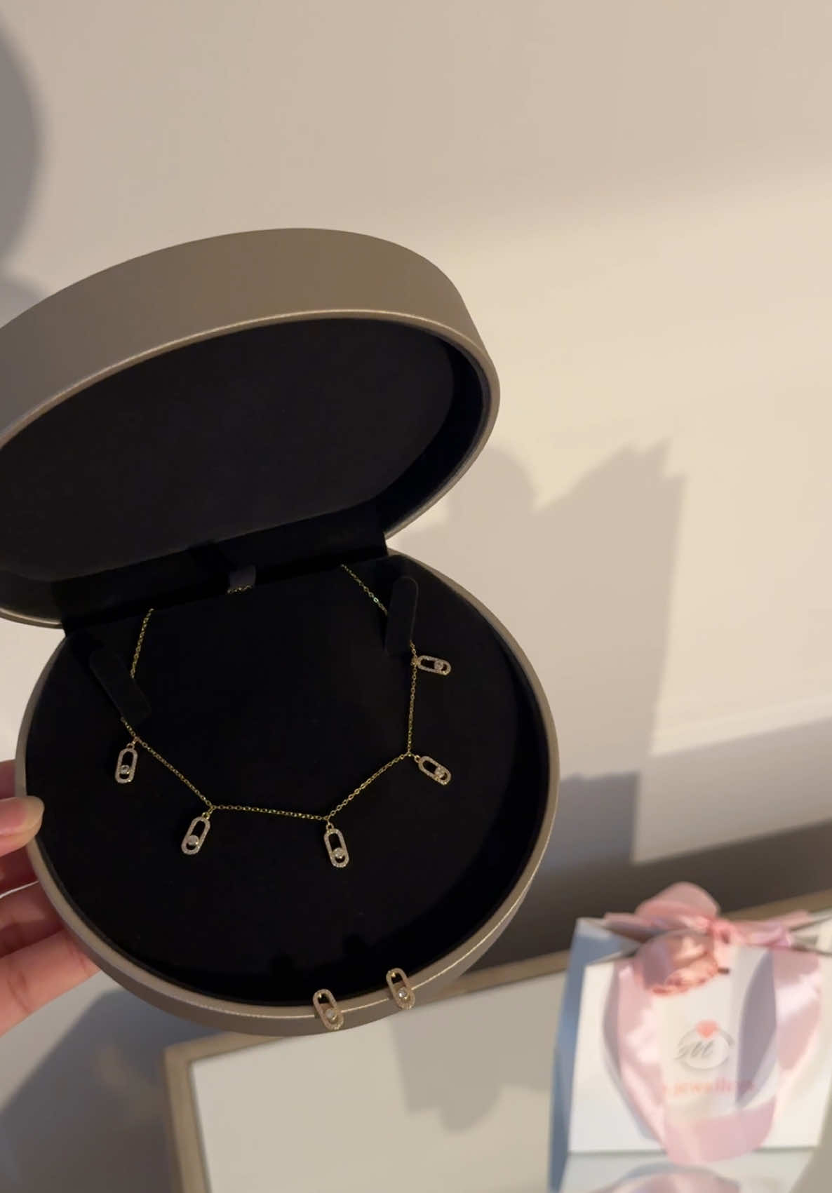 اي لون حسيتوه فخم!✨#طقم #حلق #سلسال #دبي #🇦🇪 