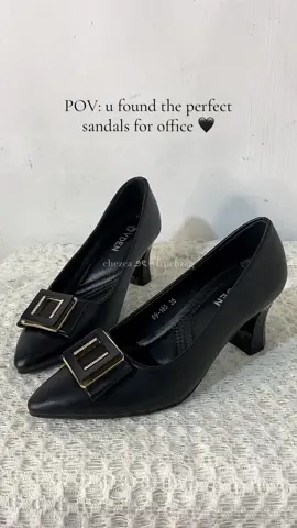 the sandals i recoooo! so pretty and comfortable. Perfect for school and office! #vden #vdenshoes #sandals #sandalsforwomen #classysandals #blackshoes #schoolshoes #pointedheels #fyp #foryoupage 