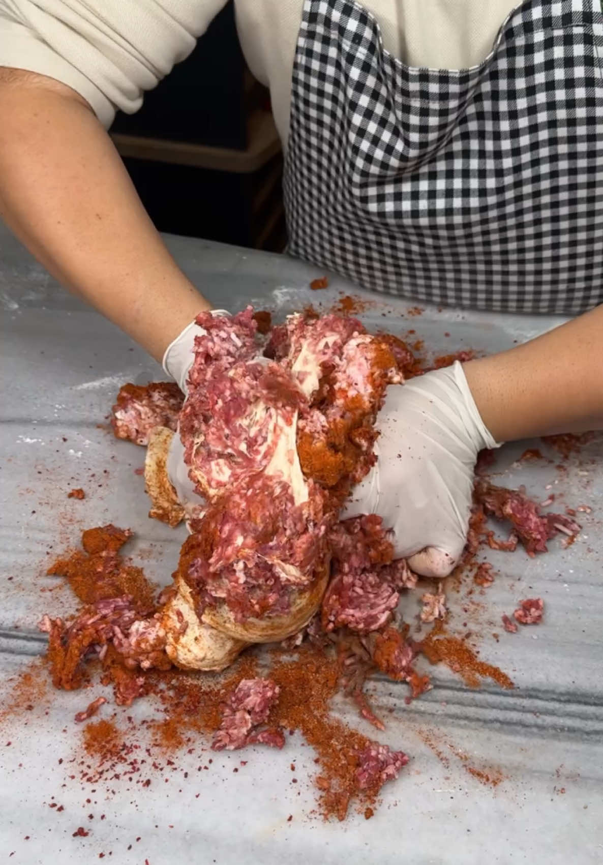 Chedarlı Etli Ekmek . Geçen haftaki İstanbul gezimde İstanbul Bahçelievler'de bulunan Gurme Mardin'e @muratgozal Abimin yanına geldim Murat abimle birlikte güzel bir Chedarlı Etli Ekmek hazırladık bu arada Murat Abimin dediğine göre Bu Etli Ekmeği İstanbul'da başka yapan yokmuş ve sırf bu Chedarlı Etli Ekmeği yemek için bile İstanbul'a gelenler varmış bende çekimden sonra bu muhteşem Chedarlı Etli Ekmeiş denedim ben bu Lezzete bayıldım harikaydı sizlerinde yolu İstanbul'a düşerse Murat abimin yanına uğramayı unutmayın  . Chedarlı Etli Ekmek Nasıl Yapılır ? . #istanbul #etliekmek #lezzet #yemektarifleri #yemekturkiyecom