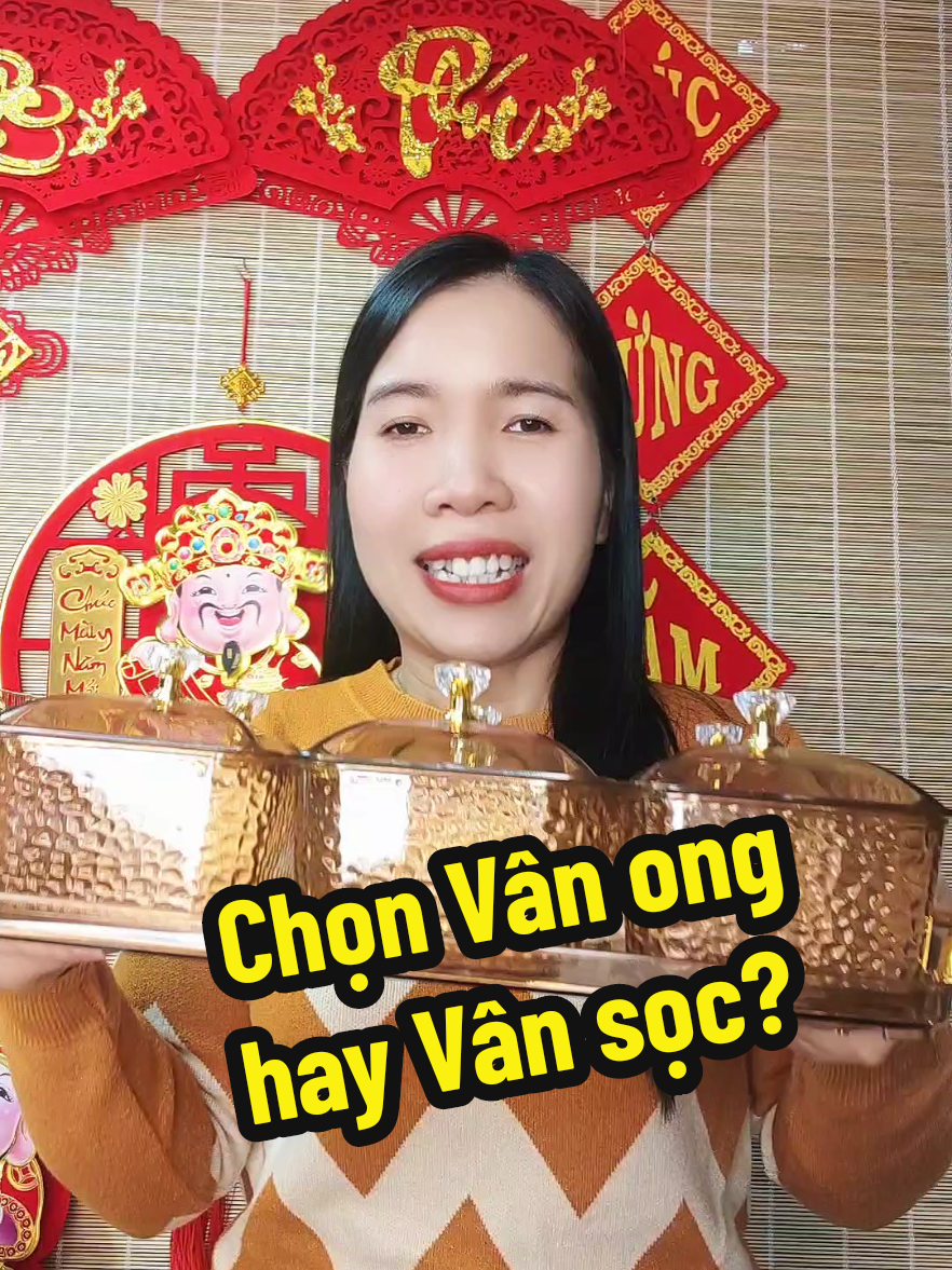 Các chị chọn bộ khay hũ vân ong hay vân sọc ạ? Bộ khay mứt 6 hũ vừa đẹp vừa rẻ cho các chị tha hồ lựa chọn nha. #khaymut #khaymuttet #khaymut6hu #samtetbaovui #tuhaohangviet #tiktokshoptet #hangphan 
