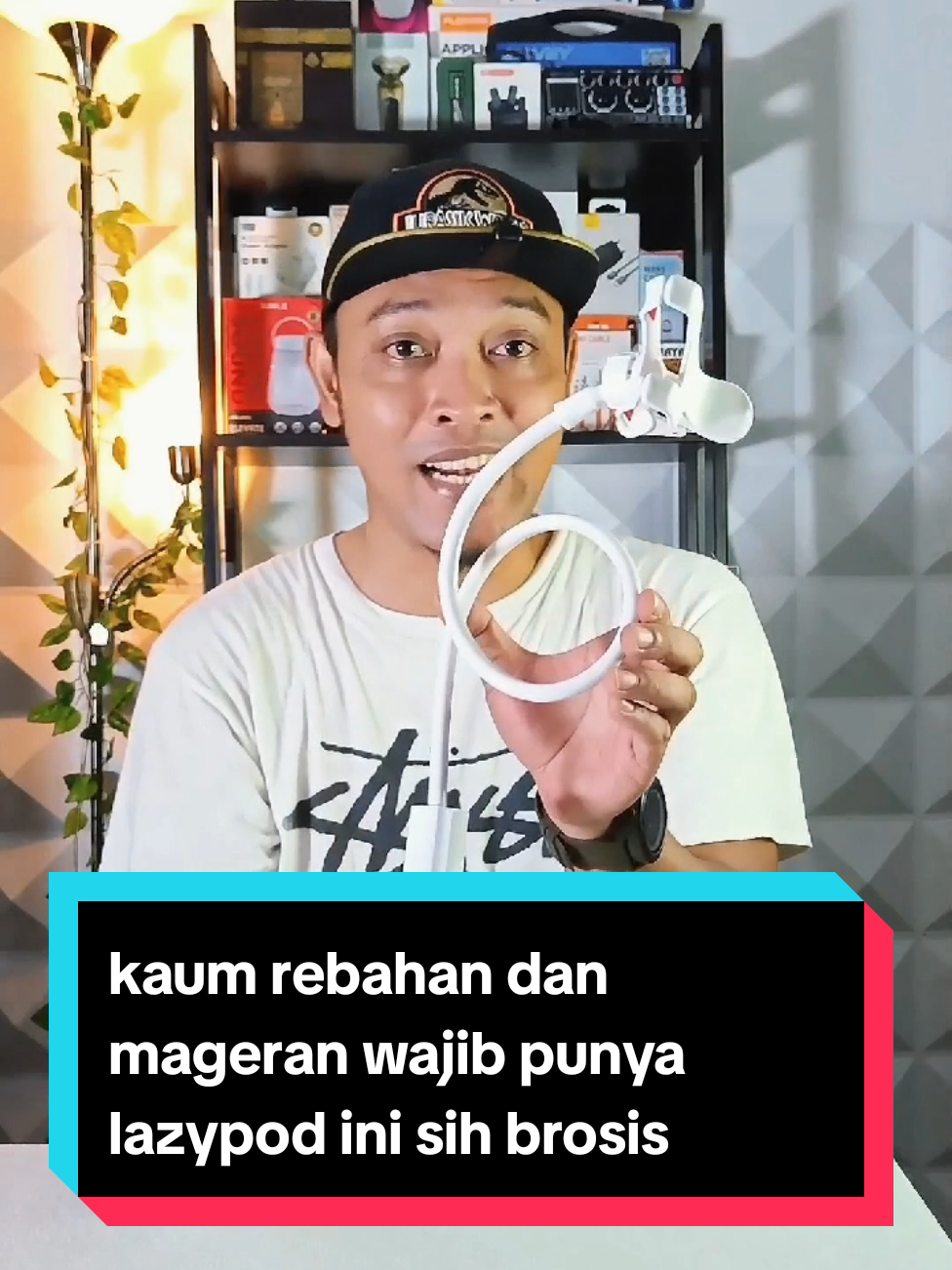 kaum rebahan plus mageran yang butuh stand holder handphone saat lagi bersantai di rumah sambil nonton film atau aktivitas lain nya dirumah tanpa ribet ribet lagi pegang handphone di tangan berlama lama yang kadang jadi bikin tangan pegel dan gak nyaman brosis sekarang sudah ada stand holder handphone lazypod portable ini brosis #standholder #standholderhp #lazypod #lazypodpenjepithp 