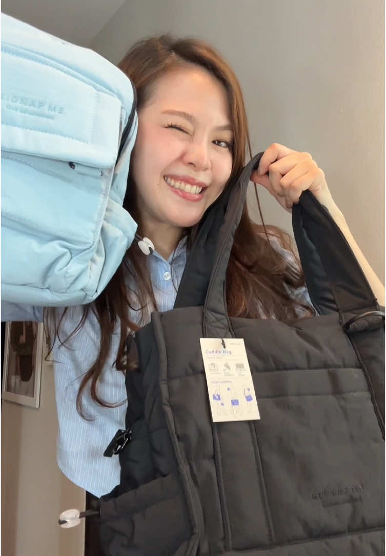 ✨ ขอบคุณรีวิวน่ารักๆ ของกระเป๋า Cuddle จาก K. @eeygool มากๆ นะครับ 💙🐿️🙏🏻 . ✨Cuddle Bag✨ #รีวิว #กระเป๋า #กระเป๋าสะพายข้าง #กระเป๋าผู้ชาย #กระเป๋าผู้หญิง #TikTokFashion #tiktokviral #fyp 