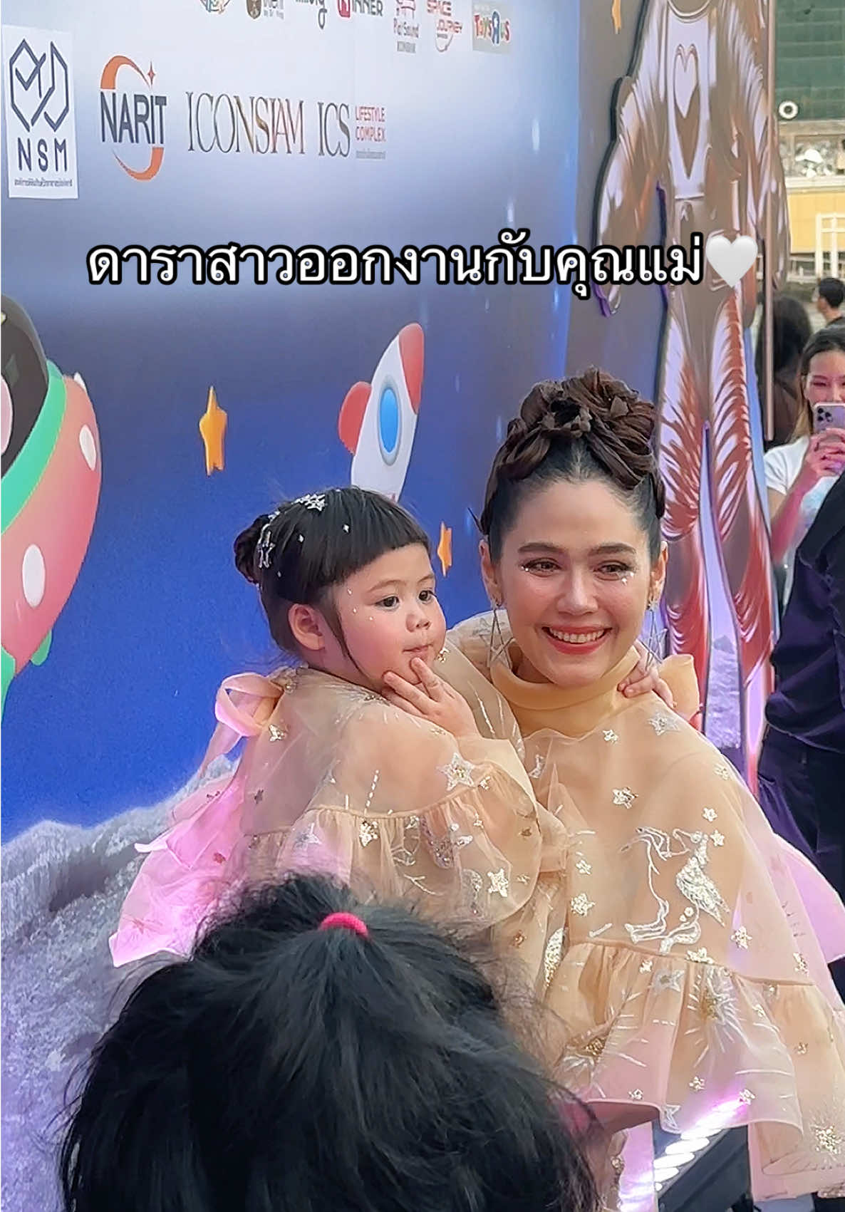 วันนี้ดาราสาวมาออกงานกับคุณแม่ เก่งมากก เอาไป100คะแนนเลยย 🌟 #แอบิเกล #แอบิเกลลูกแม่ชม #แอบิเกล #abigail #chomismaterialgirl #thunderstorm #ชมพู่อารยา #น้องเกล #สายฟ้าพายุ 