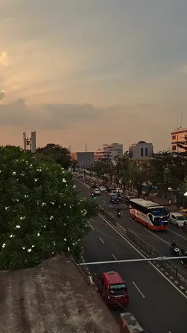 tempat bengong #flyoverpasarrebo #jakartatimur 