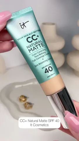 ✨CC+ Natural Matte SPF 40 - It Cosmetics✨ Esta CC Cream de  @IT Cosmetics es super famosa y ahora entiendo el por qué 😍 Es una base de maquillaje 3 en 1 que ofrece una cobertura alta y un acabado mate, mientras cuida y hidrata la piel.  Controla el brillo sin resecar la piel y además minimiza el aspecto de los poros. Su fórmula posee Air Licium, que absorbe el brillo, 3% de complejo de semilla de lenteja para minimizar los poros, y ácido hialurónico para hidratar la piel 💦 La piel se ve matificada y suave 💆🏼‍♀️ Además contiene SPF 40 UVB/UVA PA+++, que aunque usemos protección 50+ debajo del maquillaje que lo lleve también ayuda mucho. En resumen: ▪️Alta cobertura  ▪️Acabado mate ▪️Larga duración ▪️Control de brillos ▪️No reseca ▪️No marca líneas de expresión La veo perfecta para pieles grasas o mixtas en verano, en mi caso va a ser mi aliada para verano ❤️ Contadme chicas, ¿Habéis probado algo de la marca? https://app.im.skeepers.io/c/hbsx2/r/hc2vg @itcosmetics #itcosmeticsspain