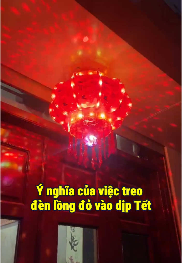 Ý nghĩa của việc treo đèn lồng đỏ khi Tết đến Xuân về, có thể bạn chưa biết! Đèn lồng đỏ là một trong những vật dụng không thể thiếu, trong không gian trang trí ngày Tết của nhiều gia đình Việt. Theo phong thủy, ánh sáng đỏ của đèn lồng đỏ sẽ kích thích sự phát triển, đem lại vận may cho gia chủ, đặc biệt là về mặt tài chính và công danh. Sử dụng đèn lồng đỏ giúp chiêu tài, mang lại sự hạnh phúc và sung túc trong năm mới. Bên cạnh đó, màu đỏ của lồng đèn là màu chu sa trong phong thủy có tác dụng ngăn chặn tà khí, xua đuổi vận xui, ngăn ngừa các yếu tố tiêu cực, mang lại sự an lành cho tất cả các thành viên trong gia đình. Về cách treo đèn lồng đỏ, đơn giản và hiệu quả nhất là treo chúng tại cửa chính hoặc cổng chính. Nếu có điều kiện kinh tế, bạn nên treo theo cặp, đối xứng hai bên để trông cho hài hòa, đẹp mắt hơn. Cửa chính hay cổng chính là nơi đón nhận năng lượng từ bên ngoài vào nhà. Việc treo đèn lồng đỏ tại đây sẽ giúp thu hút năng lượng tích cực, may mắn, tài lộc vào nhà, mang lại vận may trong suốt năm mới. Nhân dịp Tết đến xuân về, chúc bạn và gia đình một năm mới, có thật nhiều sức khỏe, tài lộc, bình an, hạnh phúc. ——- Đèn Lồng Tự Xoay 3D. Đèn lồng điện xoay 360 độ, Hoa Văn Đẹp Mắt, 3D Đèn Nhấp Nháy. Giảm 45% miễn ship - Lồng đèn được làm từ nhựa kếp hợp đèn led, màu sắc rực rỡ tươi mới. - Vật phẩm trang trí không thể thiếu trong các lễ hội, các dịp lễ tết, trung thu,... - Đèn Led tiết kiệm năng lượng, bật cả đêm mà không cần lo tiền điện. - Có thể sử dụng để trang trí trước cổng, nhà hàng, khách sạn tạo không khí vui vẻ. - Sản phẩm còn mang ý nghĩa phong thủy đem lại may mắn, tài lộc cho gia chủ. #denlong #denlongtet #denlongdienxoay360 #denlongdien #oxyfamily 