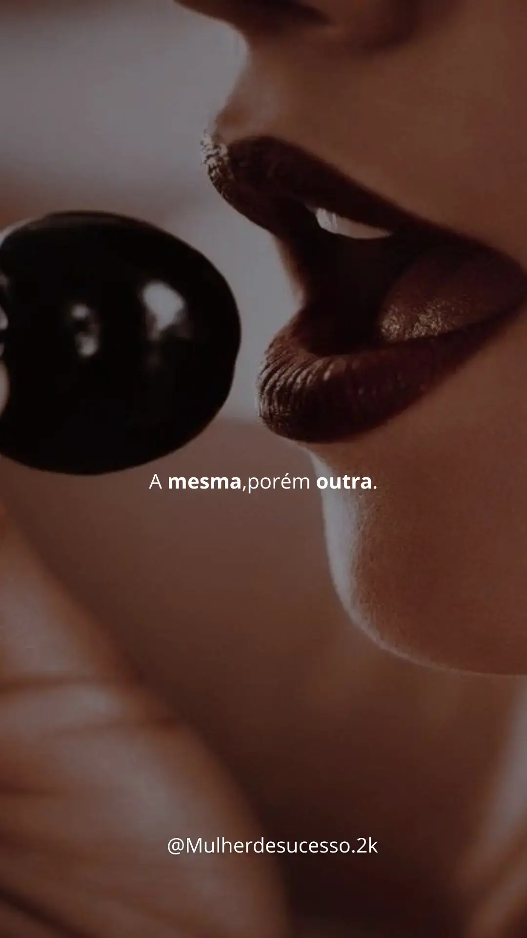 Os traços ainda são os mesmos, o coração bate com a mesma intensidade, mas algo dentro de mim mudou. Já não sou refém do passado, não carrego as mesmas dores nem os mesmos medos. Eu me permiti transformar. Cada queda me fez mais forte, cada lágrima lavou uma insegurança e cada recomeço acendeu em mim uma nova chama. A essência que me define continua intacta, mas agora, ela pulsa com mais coragem, mais certeza, mais vontade de ser e viver. Sou a mesma que sonha, sente e ama profundamente. Mas sou outra porque agora sei meu valor, reconheço minha força e não aceito menos do que mereço....🔥🫦 #mudanças #motivation #reflexão #autoconfiança #amorproprio #seame #mulher #seame 