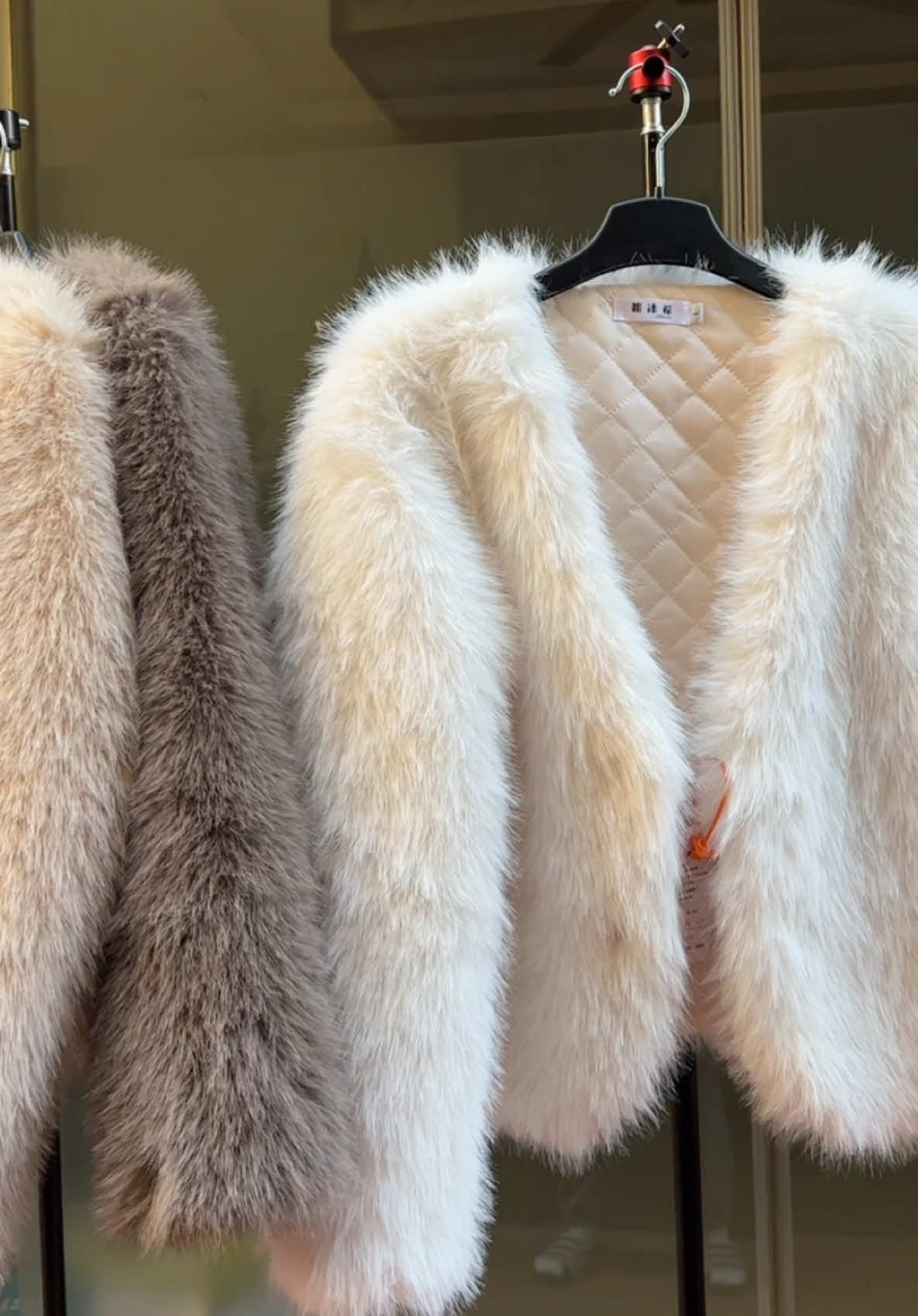 Cuối năm kẹt hàng quá, về được có ít hàng thôi #mylan #aokhoac #aothun #aolong #aolen #thoitrangnu 