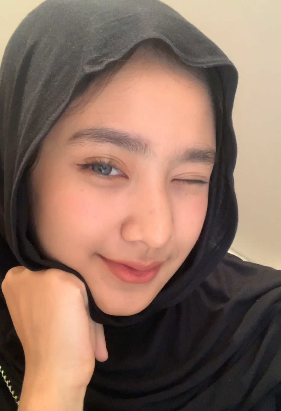 Soflens yang di pake warna light grey yaa 🫰🏻