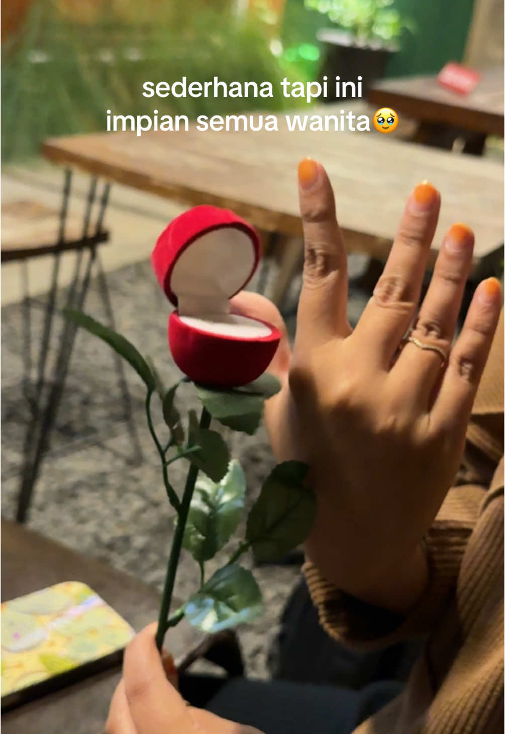 suprise mawar nya lucu bangetttt🥹🤍🫶🏻 #fyp #kadopacar #kotakcincin #promisering #ValentinesDay #kadocewek 