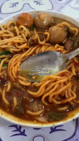 Mie ayam selalu jadi makanan favorit saat hujan. Anget dan enak. Apa favoritmu cah?? #mieayam  #miayam #mieayamwonogiri #kulinermadiun #mieayamenak 