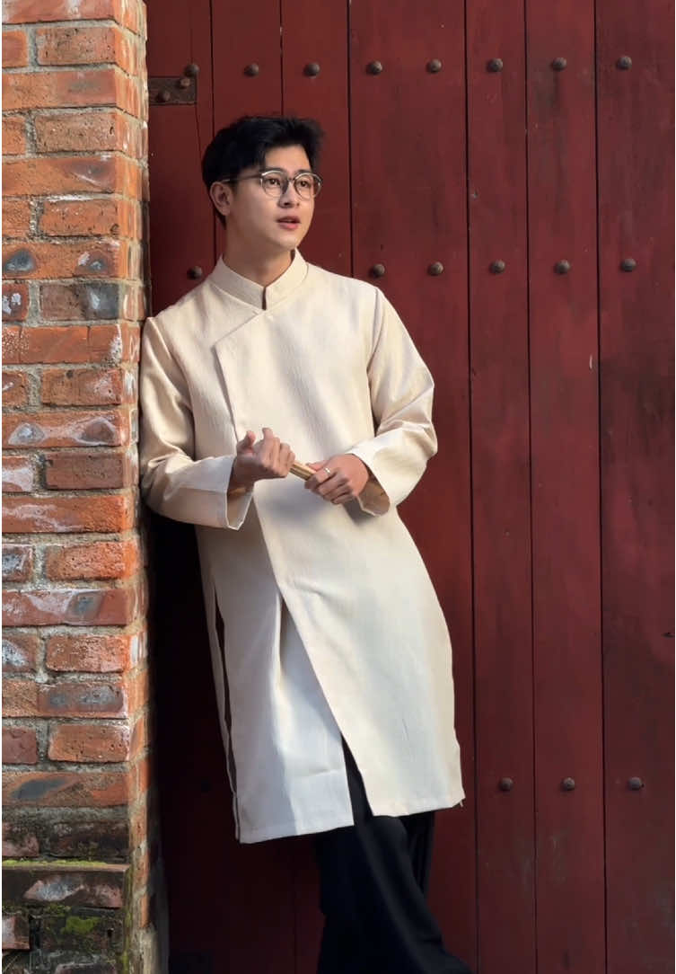 Tết ngồi cắn ít hạt dưa, bao lâu mới được anh đưa về nhà 🧧#gidi #aodai #aodaitet #muaxuan #tet2025 #LearnOnTikTok #viraltiktok #xuhuong #fashion #fitcheck #tatnuocdaudinh 