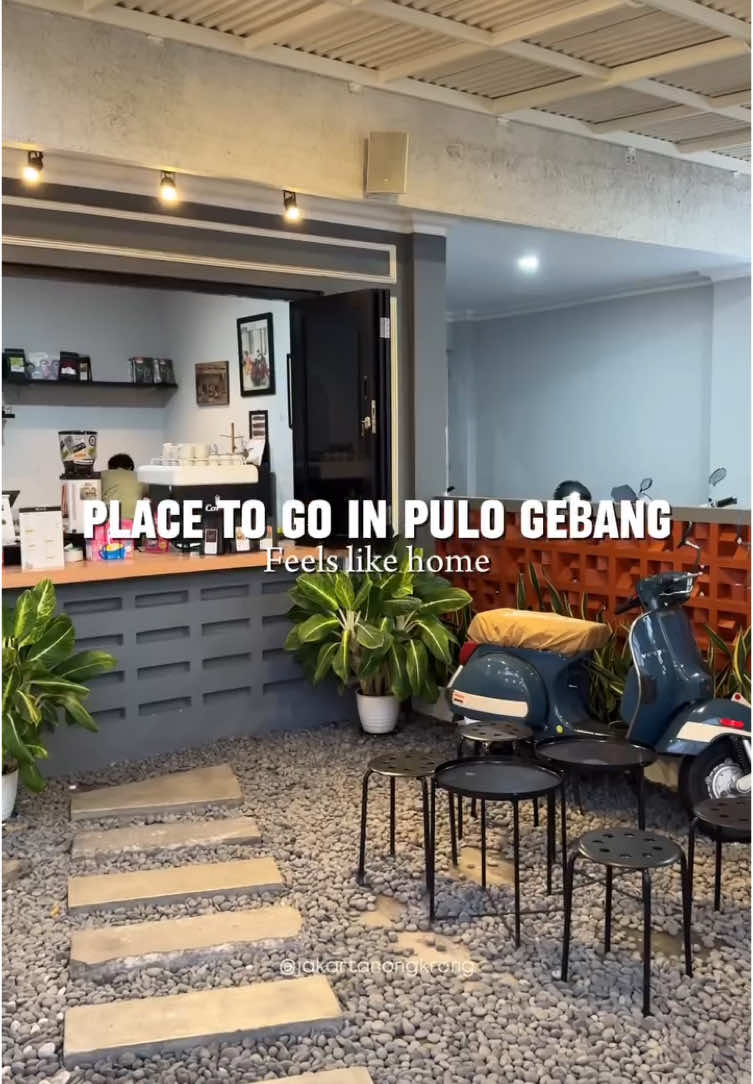 📍 Pems Coffee, Pulo Gebang (Available on Gmaps) ⏰ 10AM-11PM (Everyday) _ Ini yang gue suka selain terbilang hidden place karena lokasinya di komplek, rasanya kalo nongkrong selalu berasa lagi di rumah. Nyaman, chill, asri, aesthetic vespa classic vibes, stopcontact juga aman Lokasinya udah pasti strategis, parkir mobil dan motor aman, khusus mobil pararel di pinggir jalan Disini tersedia 2 lantai, seat areanya ada indoor, outdoor, rooftop, dan di rooftop pun ada lapak lesehan biar bisa selonjoran dikala kamu capek sambil nyore liat senja, cuma minusnya kalo malem kadang banyak nyamuk Menu start from 15.000-35.000, tersedia bottle series juga Fasilitas tersedia: smoking area, toilet, wifi, AC, cash & cashless, stopcontact, open reservation ✅ #cafejakarta #placetogo #coffeeshopjakartatimur #jakartanongkrong #placetogojkt #PlacesToVisit #explorejkt #cafejakartatimur #jakartatimur #pemscoffee #pulogebang 