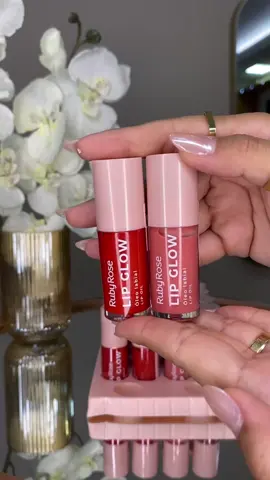 🛍️ Compre on-line no nosso Instagram @dbellamaquigem. Lip Glow- óleo labial hidratante  Disponível em duas cores. -Eletrik red  -vintage rose #lipglow #lipglowrubyrose #rubyrose #makeup #lojademaquiagem #makeup 
