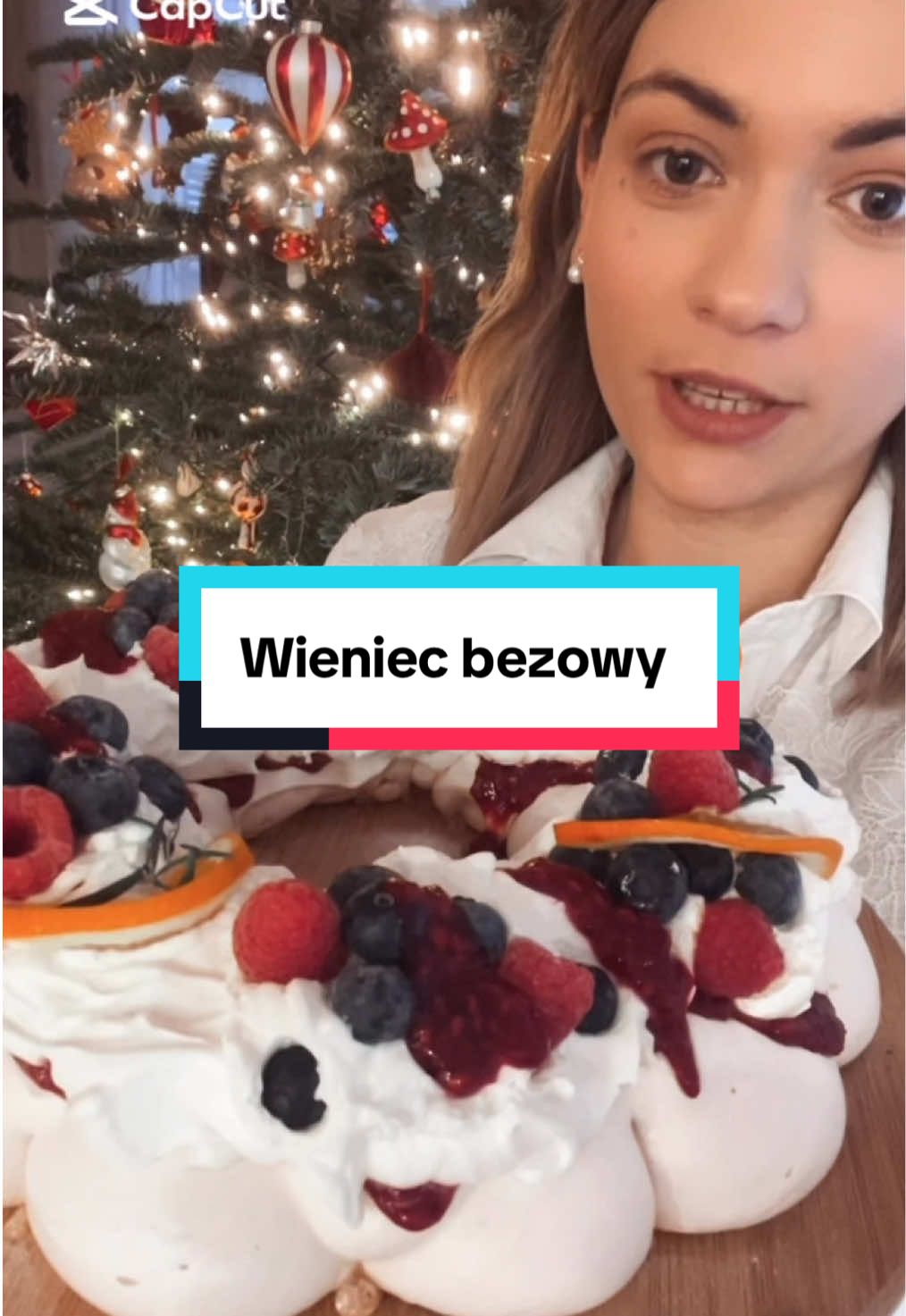 Bezowy wieniec z mascarpone i malinami ✨  Beza:  4duze białka  220g cukru białego  Łyżeczka skrobi ziemniaczanej  Łyżeczka soku z cytryny  Wstawiamy do piekarnika nagrzanego do 150stopni ( góra dół) i od razu zmniejszamy temp do 120 stopni. Pieczemy 120minut, wyłączamy piekarnik i zostawiamy do całkowitego ostudzenia a najlepiej na całą noc.  250g malin mrożonych  2 łyżki cukru brązowego  Pół łyżeczki skrobi ziemniaczanej i łyżka wody - do zagęszczeni  Maliny z cukrem zagotowujemy, dodajemy skrobie ziemniaczaną , mieszamy i zostawiamy do wystudzenia  250g mascarpone  300ml śmietanki 30%  2 łyżki cukru pudru  Śmietankę 30% ubijamy z cukrem pudrem, dodajemy mascarpone, całość miksujemy do zgęstnienia.  Wszystko wykładamy na beze, dekorujemy ulubionymi owocami.  Smacznego 😋  #przepis #beza #bezazkremem #latwyprzepis #przepisnadeser #szybkideset #domowydeser #ciasto #domoweprzepisy #zakupy #zalupylidl #zakupybiedronka 