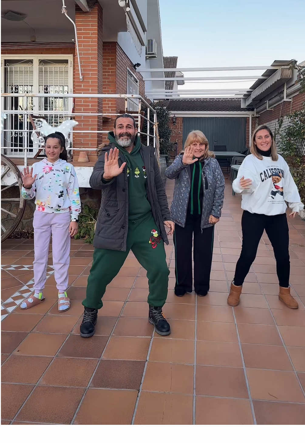 Familia 😁❤️siempre #buenavibra #foryou #parati #viral #andyricochallenge #familia #1M #trend #challenge #enero  #2025 #gentleman #andymoradiellos #aprende #clases #baile #latino #tendencia 