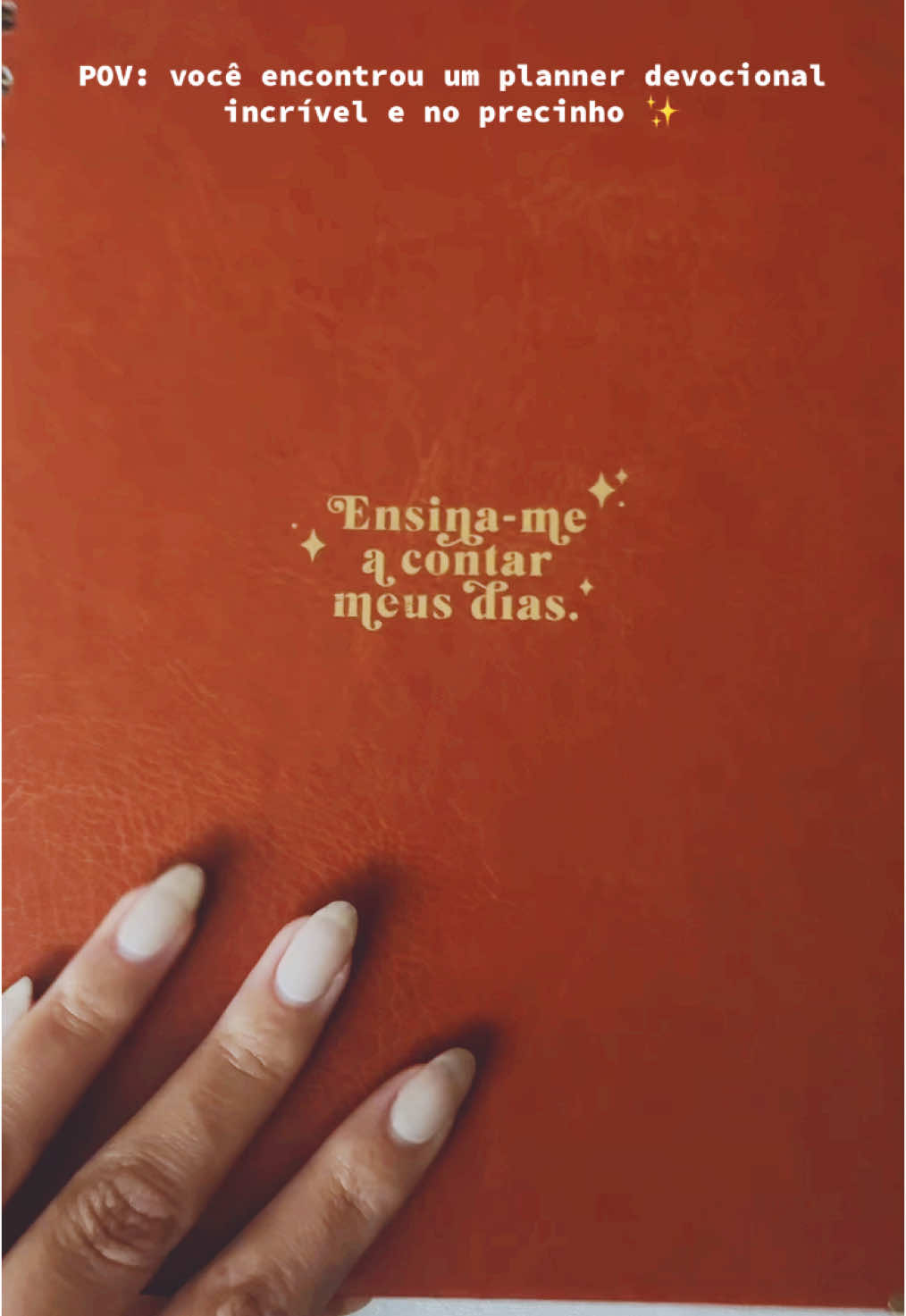 O planner tem capa de couro e não é datado, então você pode começar quando quiser! Ele chama “Meu Plano Perfeito” e você encontra por menos de sessenta reais. 🥰                                                  .                                                       .                                                       . #planner #meuplanoperfeito #papelaria #girls #organization #devocional #plannertok #2025 #girlssupportgirls #fyp #papercraft #catholic 