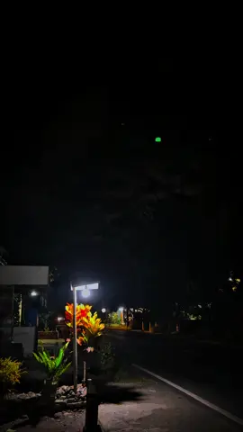 Cahaya mempunyai caranya tersendiri untuk menghibur malam dari sepi #fypage #lagujawa #mentahanvideo #lewatberanda #fyppppppppppppppppppppppp 