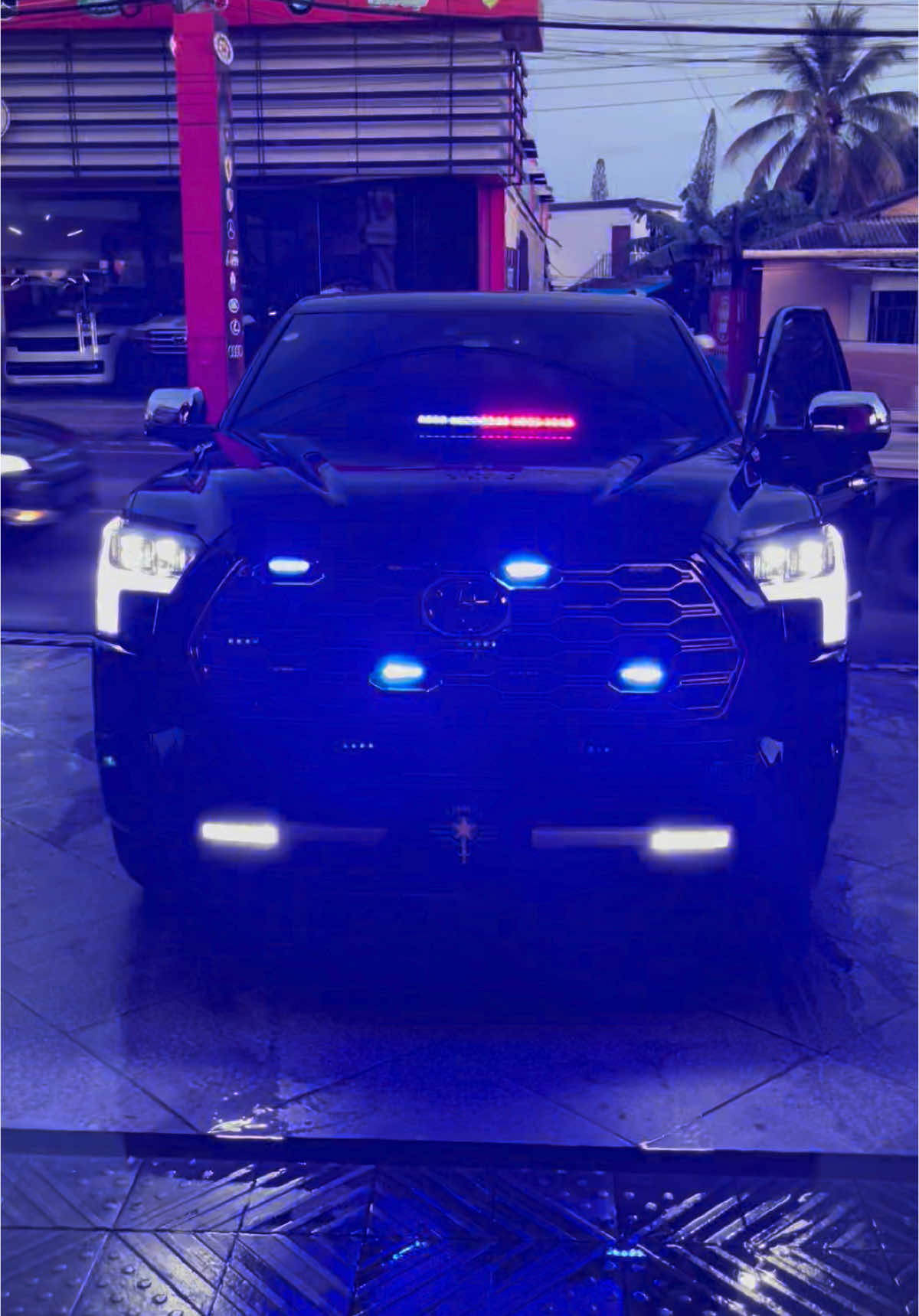 Somos expertos en la instalación de luces estroboscópicas y sirenas de alta calidad para vehículos policiales y de emergencia. Confía tu vehículo a profesionales que te garanticen una instalación segura y de confianza, protegiendo así tu inversión. Para cotizaciones personalizadas, contáctanos al 829-430-4189. ¡Será un placer ofrecerte una propuesta a medida! Toyota Seqouia 2024.  #lucesestroboscopicas #lucesdepolicia #toyotasequoia #toyota #lujo #republicadominicana🇩🇴 #santiagodeloscaballeros 