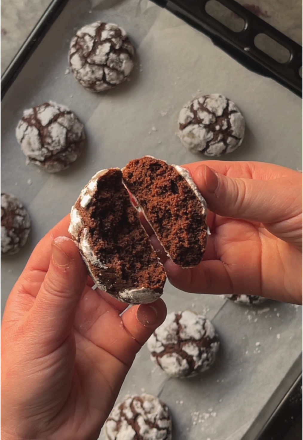 Chocolate crinkle cookies  Les ingrédients : 150g de beurre  2 œufs  100g de sucre  La vanille  Une pincée de sel  60g de cacao  150g de farine  1 c.à.c de levure chimique  #chocolatecrinklecookies #chocolate #cooking #cookies #Recipe #foryoupage❤️❤️ #videoviral #fyp #foru #cook #recipes 