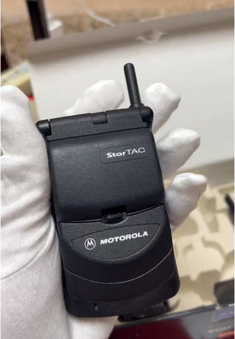 Old Motorola flip phone StarTac 1996 ringtone. #oldphone #nostalgia #memes #oldschool #retro #retrophone #memories #flipphone #motorola #startac 
