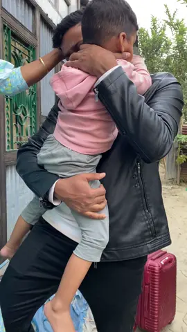 একজন প্রবাসীর সন্তানের কষ্ট 🥹 তাদের ছেলে বেলা বেরে কোনোটাই বাবার সাথে হয়না। তাদের ছোট ছোট ইচছে গুলো বাবার সাথে পূরন করতে পারেনা 🥹 বাবার হাত ধরে বেরে উঠতে পারে না 🥹 কোথাও গেলে যদি কাউকে দেখে বাবাকে নিয়ে ঘুরতে তখন মন খারাপ করে সুধু তাকিয়ে থাকা ছারা আর কোন উপায় নাই 🥹 বাবা আর ছেলের কান্না 🥹 সবাই আমার ছেলের জন্য দোয়া করবেন ওরে যাতে আল্লাহ ধৈর্য দেয় 🤲 বাবার জন্য কান্না করতেই আছে 🥲#foryoupage #fypvairalシ #vairallbideo #unfreezemyacount #প্রবাসীর_বউ✈️🇦🇪 #প্লিজ_তিনবার_কপি_লিংক_করুন🙏 @Mahadie Hasan @foryou... @TikTok Bangladesh 