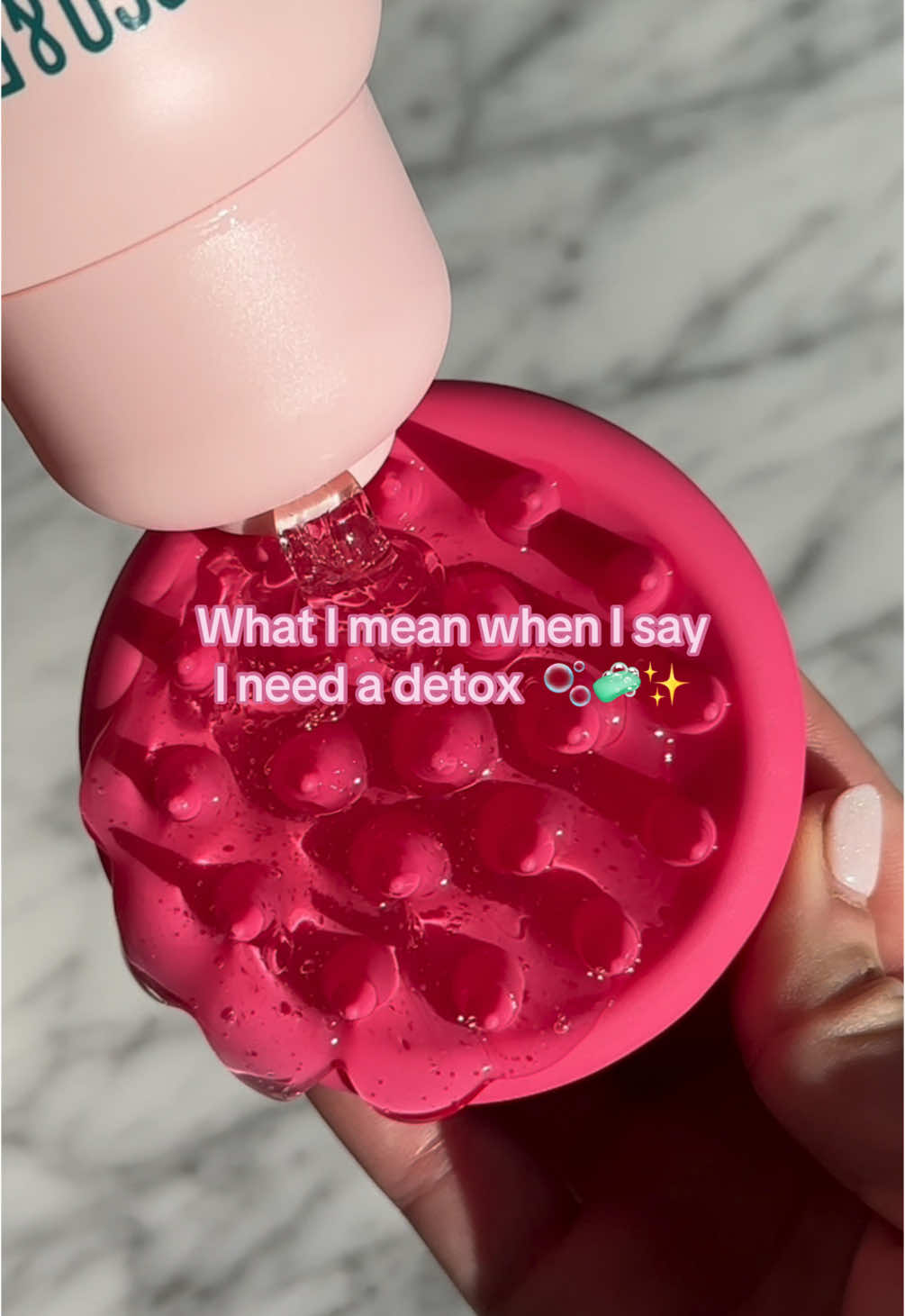 Our Clarifying Detox shampoo is the perfect addition to hair wash day, even on the extra greasy days🤭💖 It deeply cleanses hair by removing excess oils, dirt and product build-up! #hairwashday #haircareroutine #detoxshampoo #greasyhairtips #cocoandeve 