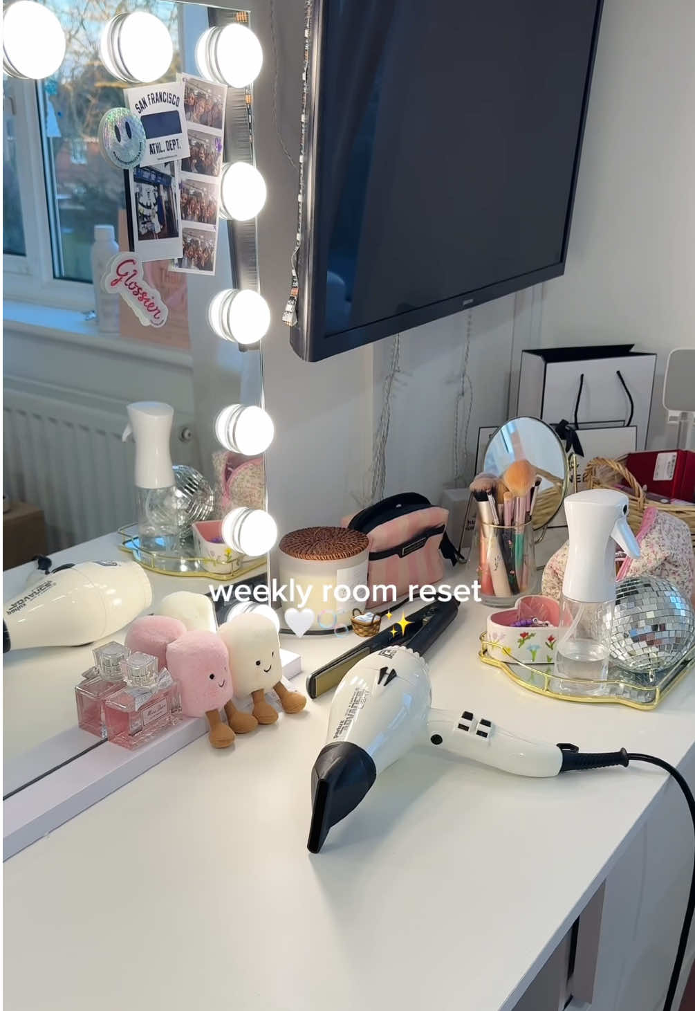 weekly bedroom reset 🧺 (thanks for all the love on my last room video, I might make this a weekly series 🤭) #sundayreset  #cleangirl #roomreset #tidying 