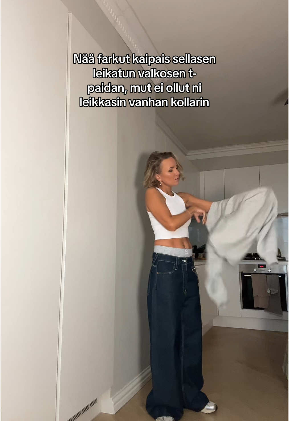 Mitä isommat housut, sen hotimpi olo. Also, tää kaipais sellasen avainklipsun.