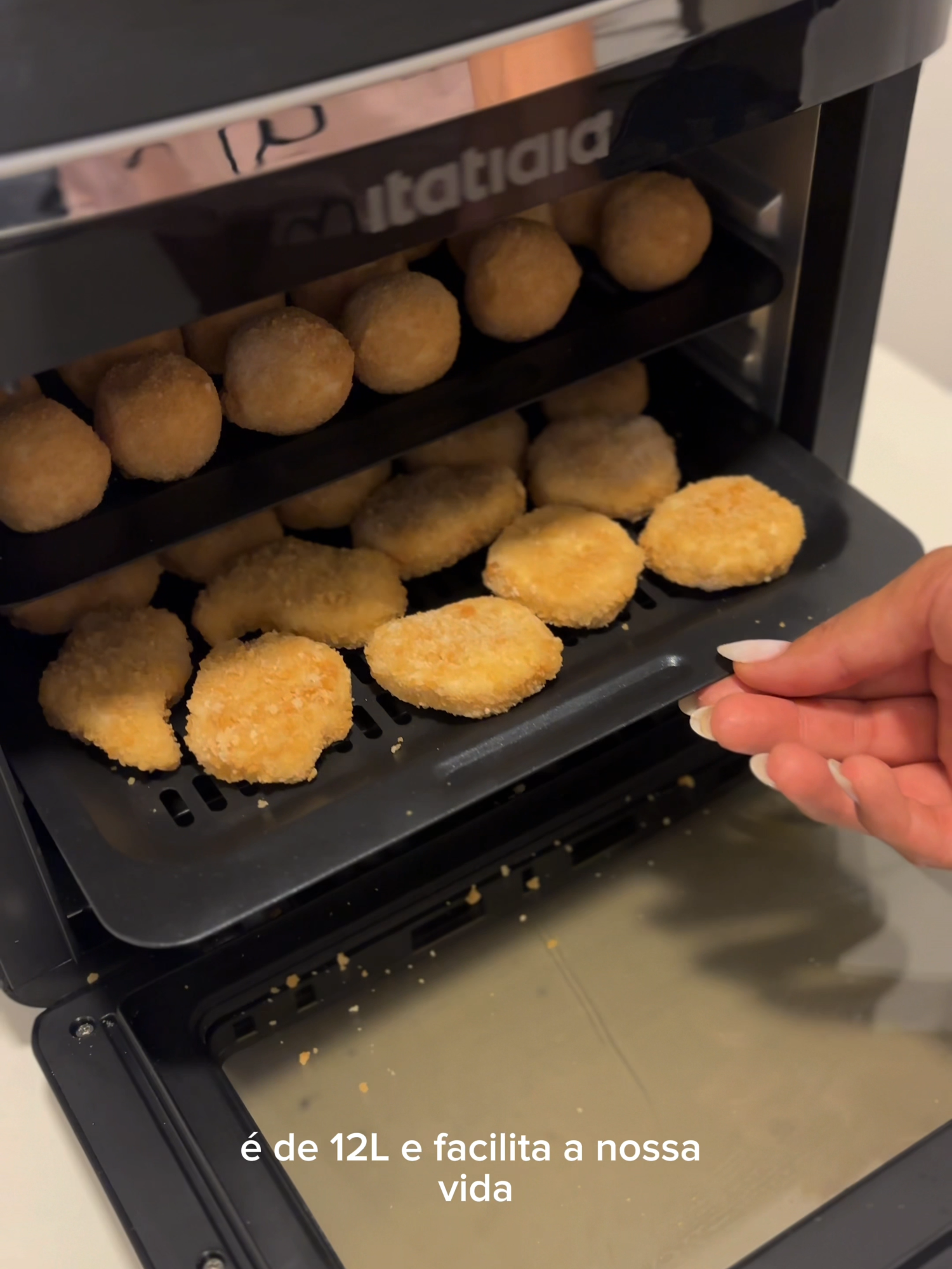 Quem ama um petisco rápido e delicioso, levanta a mão! 🙋‍♀️🙋‍♂️ Com a Airfryer Itatiaia, preparar salgadinhos nunca foi tão prático! Sem óleo, sem sujeira e, o melhor: com aquele sabor incrível que você ama. 😋✨ Transforme suas noites com petiscos irresistíveis e fáceis de fazer! E você, quais delícias prepararia na sua Airfryer Itatiaia de 12 litros? Conta pra gente nos comentários! #airfryer #noitedospetiscos