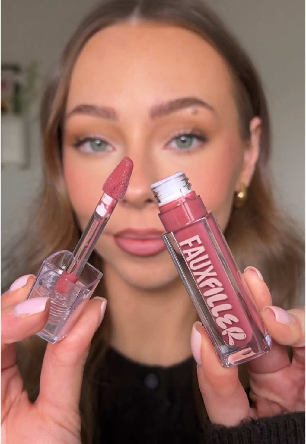 brown liner + pink gloss🫶🏼 @Huda Beauty @hudabeautyshop  lip contour 2.0 in ‘warm brown’ faux filler lip gloss in ‘bombshell’  #hudabeauty #hudabeautyfauxfiller #lipcombo